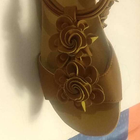 Rasolli Ladies size 9 Tan rose🌹 sandles New! No tags/Suede like material. - Picture 5 of 6